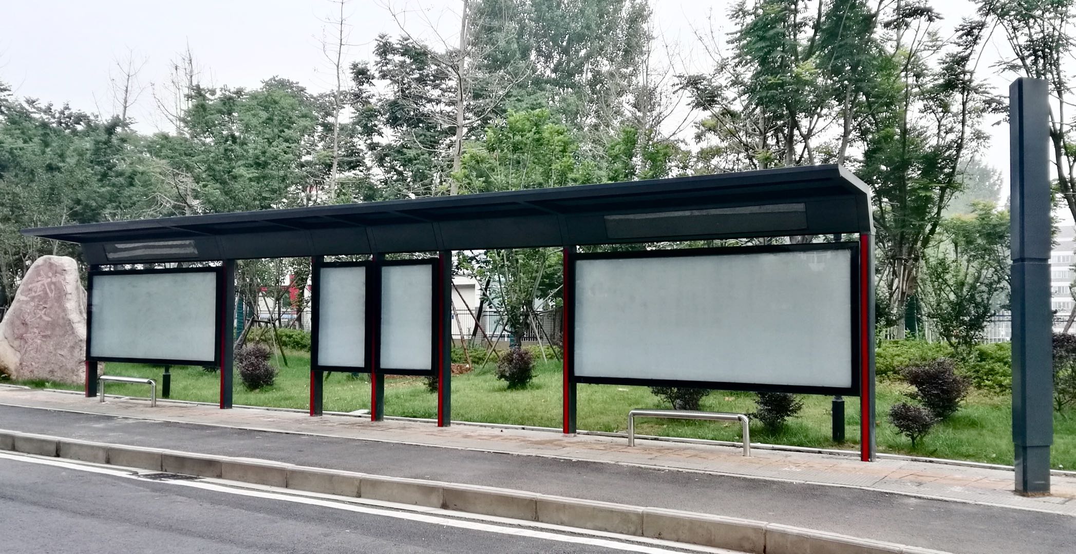 湖北省武漢市公交候車(chē)亭修建完成