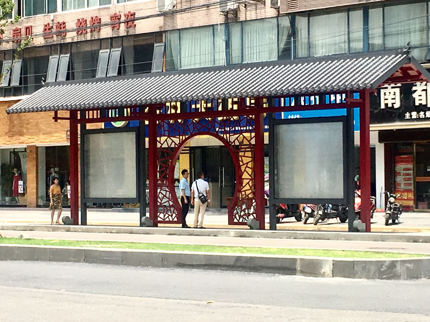 【鑫泰來候車亭】成都市一環(huán)路古色古香公交站臺高調(diào)亮相