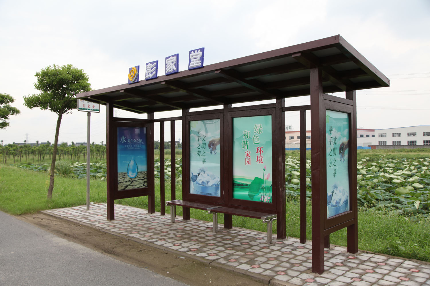 簡(jiǎn)約鄉(xiāng)鎮(zhèn)公交站臺(tái)