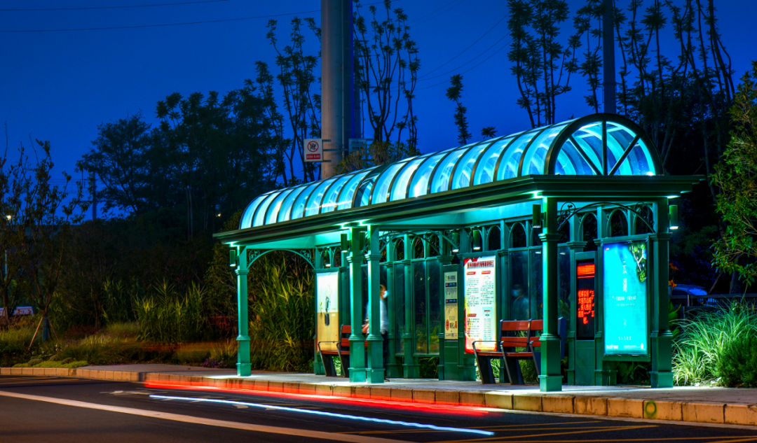 公交站臺，彭州生活一脈的“新面孔”亮相了！